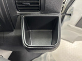 【運転席ドリンクホルダー】600mlペットボトルが収納可能です♪