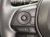 運転中、オーディオの操作をしてて、ハッとしたことはありませんか?ステアリングスイッチは、運転中でもハンドルでオーディオの操作が可能です。安全なドライブをサポートします。