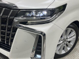 【LEDヘッドライト】悪天候や夜間走行時も良好な視界を確保し安心して運転できる高輝度LEDヘッドライトを装備!点灯速度が早く、消費電力も抑えられています。