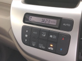 オートエアコン装着車で車内はいつも快適です!