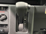 FR用CVT車で走行中の静粛性と低燃費を実現。ダッシュパネルにシフトを装着することで広い足元スペースを確保。