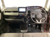 車内は光触媒抗菌消臭施工済です。インパネ周りはスタイリッシュなデザインで機能や装備も充実しています。グローブボックスやカップホルダーのほかにトレーなどたくさんの収納スペースが付いています。