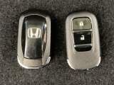スマートキーを装備しています。鍵を差し込むことなくドアロックの開け閉めと、スタートボタン操作でのエンジンスタートができます。スペアキーも同じものを用意しております。