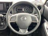 握りやすいステアリング形状で、運転操作を快適に行えます。操作性にも優れ、スムーズなドライビングを実現。長距離運転でも疲れにくい設計です。