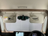 両席のサンバイザーにはバニティーミラーも付いています。身だしなみチェックには欠かせません。
