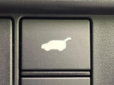 【パワーバックドア】スマートキーや運転席のボタンを押すだけでリアゲートが自動で開閉します!荷物を持っている時や、高い位置にあるバックドアを閉める際に便利な機能です♪