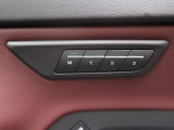 運転席シートメモリー機能付きフロント電動シートを装備。お好みのシートポジションを記憶できるため、ドライバーが変わってもワンタッチで最適なポジションへ調整可能です。快適で上質なドライビング環境をサポート