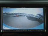 バックカメラ装備しております。駐車時に大変役に立ちますよ。駐車が苦手な方にも便利機能です。