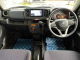 視界広々で非常に運転しやすくロングドライブでも疲れを感じさせないすっきりとまとまったインパネ周りです。