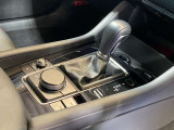 【オートブレーキホールド】停車中にブレーキペダルから足を放しても、ブレーキを自動的に制御して、車両の停車状態を保持する機能です。信号待ちなどの停車時に運転者の負担を軽減します。