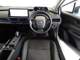革巻きステアリングで快適な操作性の運転席です。