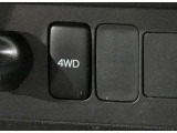 ボタンで4WDの切り替えが可能です