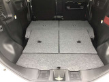 後部座席を倒すとかなりの広さがあり大きな荷物もラクラク積めますよ!