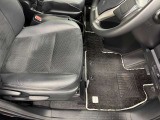 運転席シート足元です。