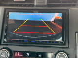 【リアカメラ】リバースに入れるだけで後方の映像が映ります。安全確認や、狭い駐車場での車庫入れ、雨の日や夜間など視界の悪い時に便利です。安全にバックする為には欠かせない装備です。