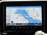 鮮明な地図表示で、目的地までの道順をスムーズに確認できます。渋滞情報もリアルタイムで表示されるので、より効率的なルート選択が可能です。