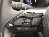 運転中、オーディオの操作をしてて、ハッとしたことはありませんか?ステアリングスイッチは、運転中でもハンドルでオーディオの操作が可能です。安全なドライブをサポートします。