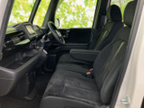 運転に集中できる機能的な空間。操作しやすい位置に配置されたスイッチ類で、快適なドライビングをサポートします。収納も充実しています。