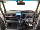 【前方視界】開放的な前方視界!運転がしやすく疲れにくいです♪窓が大きく、見通しがとっても良いおクルマですよ♪