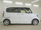 リアには左右スライドドアを採用。狭い駐車場でも開閉しやすく、強風の日でもドアが煽られにくくなっております。小さなお子さまやご年配の方も安心して乗り降りできます。