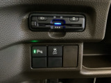 ハンドルの左下にETCとHondaセンシング用の、VSA(ABS+TCS+横滑り抑制)解除スイッチなどがついています。高速道路の料金所の通過も楽々です。 カードの取り出しもしやすい場所についています。