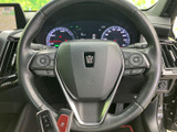 握りやすいステアリングは、運転の楽しさを向上させます。操作性にも優れ、快適なドライビングをサポートします。