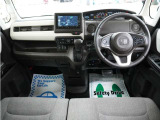 運転にかかわる様々な操作を安全に行えるように視点移動が少なく、操作性に配慮されたスイッチ類が凝縮されたコクピットです。