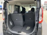 リヤシートはスライドしますので荷室や足元の広さ調整ができます。