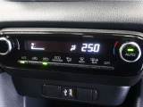 オートエアコンなので、スイッチひとつで自動で車内の温度を快適に保つことができます♪