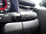 オートライト機能が装備されており暗い場所に入ると車両が検知しライトのON・OFFを自動的に切り替えてくれますので非常に便利な装備です♪