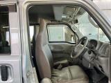 運転席の足元は広々としており、座席は大きく前後にスライド出来るので自分に合ったポジションで運転する事が出来ます。アクセルやブレーキにクセもなくとても運転のしやすい車両です。