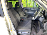 運転席まわりには十分なスペースがあり、大柄な方でもゆったり運転していただける環境です。