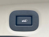 【パワーバックドア】スマートキーや運転席のボタンを押すだけでリアゲートが自動で開閉します!荷物を持っている時や、高い位置にあるバックドアを閉める際に便利な機能です♪