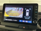 リバースギアに入れるだけで後方の表示へ切り替わります。夜間や雨の日の駐車も楽になりますよ。