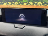 【12.3インチマツダコネクト】車内の雰囲気にマッチした大型ディスプレイ。スマホ接続でのナビ使用やBluetooth再生等、様々な機能が楽しめます。直感的なダイヤル操作が可能で、使い勝手も良好です。