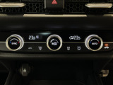 オートエアコンは左右席で独立温度コントロールが可能です。運転席はキンキンに冷やして助手席はマイルドにと言った設定が可能です☆暑さ寒さでケンカすることもなくなりますね♪
