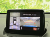 後方確認をサポートするモニター画面。駐車時の安全性向上に貢献します。ガイドライン表示で、よりスムーズな駐車操作が可能です。
