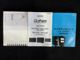 スマートキーは鍵をバッグに入れたままでもドアロックの開閉やエンジンのON・OFFができます。夜間や雨の日も鍵を探さなくて良いので便利です。