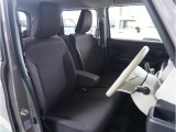 【清潔感のある運転席&助手席】隅々までクリーニングの行き届いた運転席&助手席。目立ったシミや汚れ等もございません。