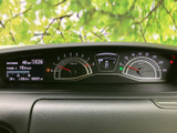 視認性の高いメーターで、運転状況をしっかり把握。速度や回転数などを一目で確認でき、安全運転をサポートします。デザインも洗練されています。
