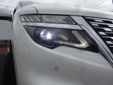 【アダプティブLEDヘッドライト】夜間走行時対向車を感知し、対向車がいるところだけ自動でハイビームの切り替えをしてくれるので、良好な視界を確保し安心して運転できます☆