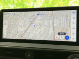 高精細な地図表示で、運転中の道案内をサポート。周辺情報もわかりやすく表示され、初めての場所でも安心です。