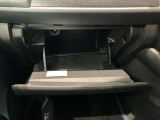 車検証入れになどにも使える便利な収納BOXあります。