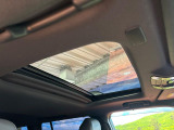 【サンルーフ】開放感たっぷりの希少装備、サンルーフが装着されています!車内に明かりを取り入れたり景色を楽しむ以外にも、車内の空気も簡単に換気できて快適です!