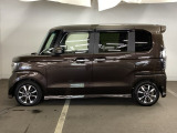 限られたスペースでも、スライドドアなら開閉がスムーズ!隣の車や壁にぶつかる心配がありません。