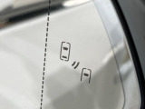 【ブラインドスポットモニター】走行中、ドアミラーの死角になりやすい箇所に後続車が接近するとサイドミラーのレンズに警告を表示!ドライバーに注意喚起をしてくれます。
