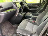 運転しやすい配置のメーター類と、操作しやすいスイッチ類。ドライバーの視認性を高め、安全運転をサポートします。快適なドライブをサポートする空間です。