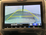 リバースギアに入れるだけで後方の表示へ切り替わります。夜間や雨の日の駐車も楽になりますよ。
