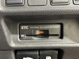 【ETC】有料道路を利用する際に料金所で停止することなく通過できる、ETC車載器(ノンストップ自動料金収受システム機器)が装備されています。セットアップを行うことで利用可能になります。
