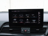 スマートフォンとAudiをUSBケーブルを介し接続。AppleのCarPlayやAndroid Autoのアプリを通じて、スマートフォンのコンテンツをMMIディスプレイに表示します。
